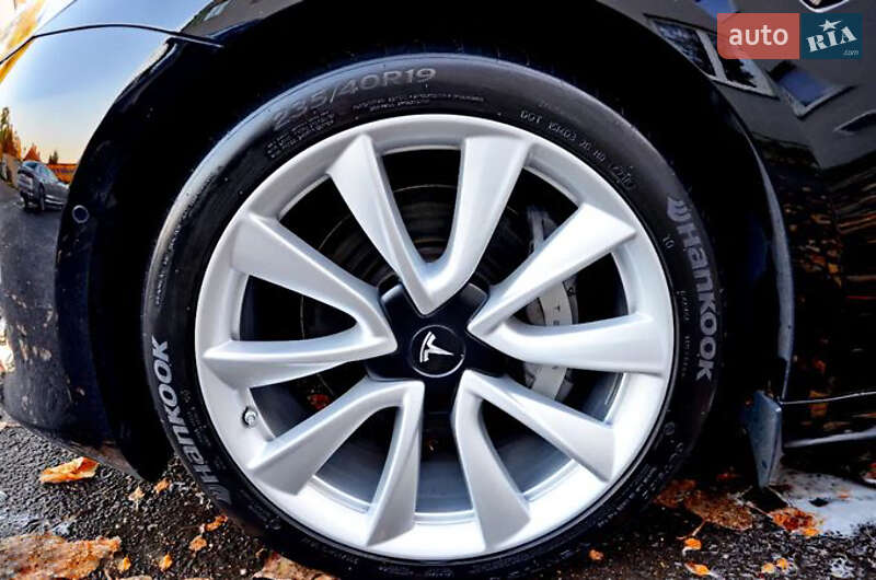 Седан Tesla Model 3 2019 в Киеве