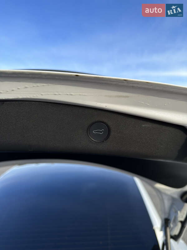 Седан Tesla Model 3 2020 в Виннице