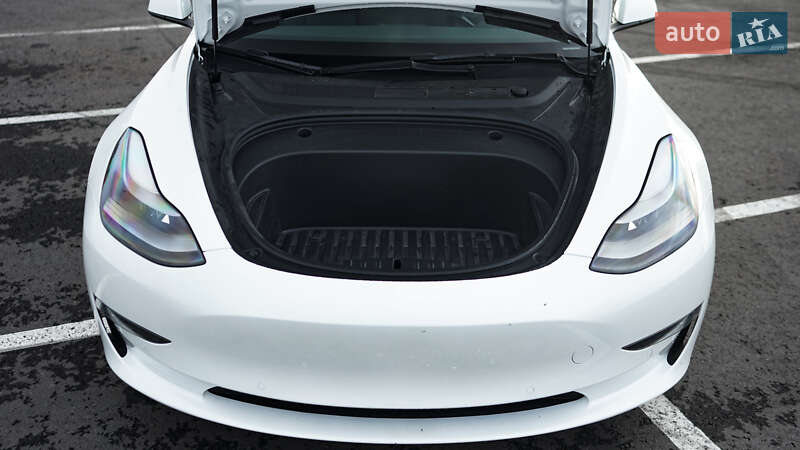 Седан Tesla Model 3 2022 в Львове