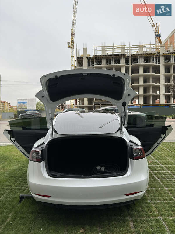 Седан Tesla Model 3 2020 в Ужгороді