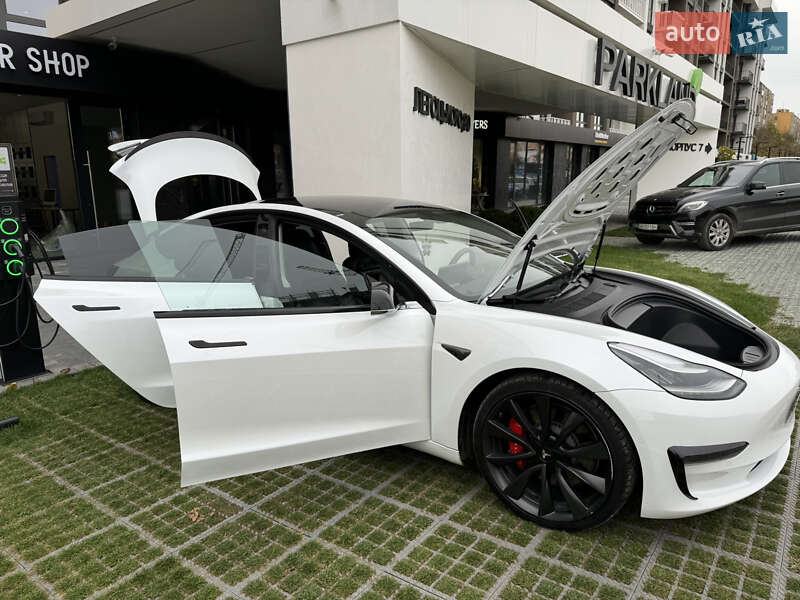 Седан Tesla Model 3 2020 в Ужгороді