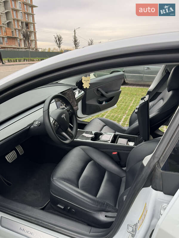 Седан Tesla Model 3 2020 в Ужгороді