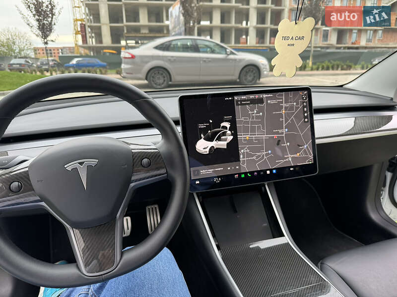 Седан Tesla Model 3 2020 в Ужгороді