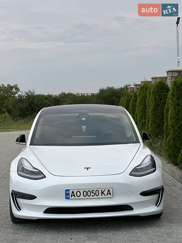 Седан Tesla Model 3 2020 в Ужгороді