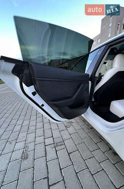Седан Tesla Model 3 2022 в 