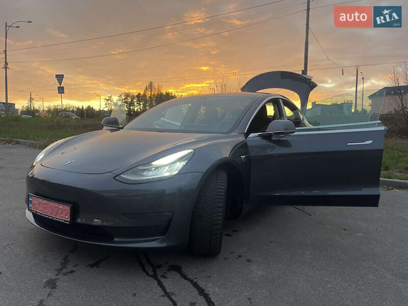 Седан Tesla Model 3 2019 в Києві