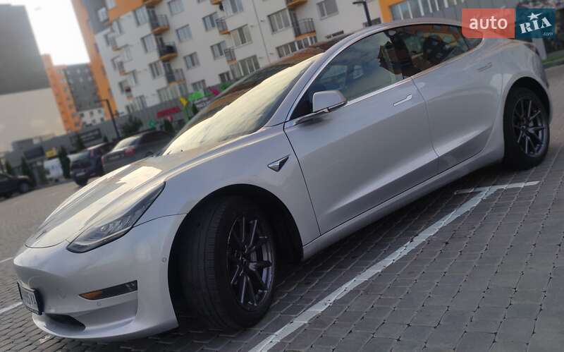 Седан Tesla Model 3 2018 в Виннице