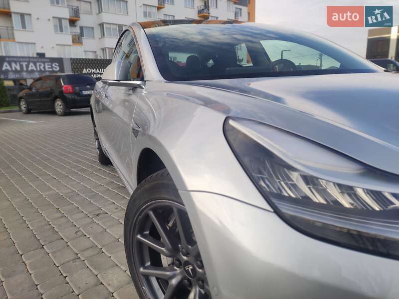 Седан Tesla Model 3 2018 в Виннице