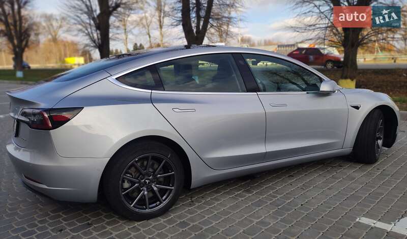 Седан Tesla Model 3 2018 в Виннице