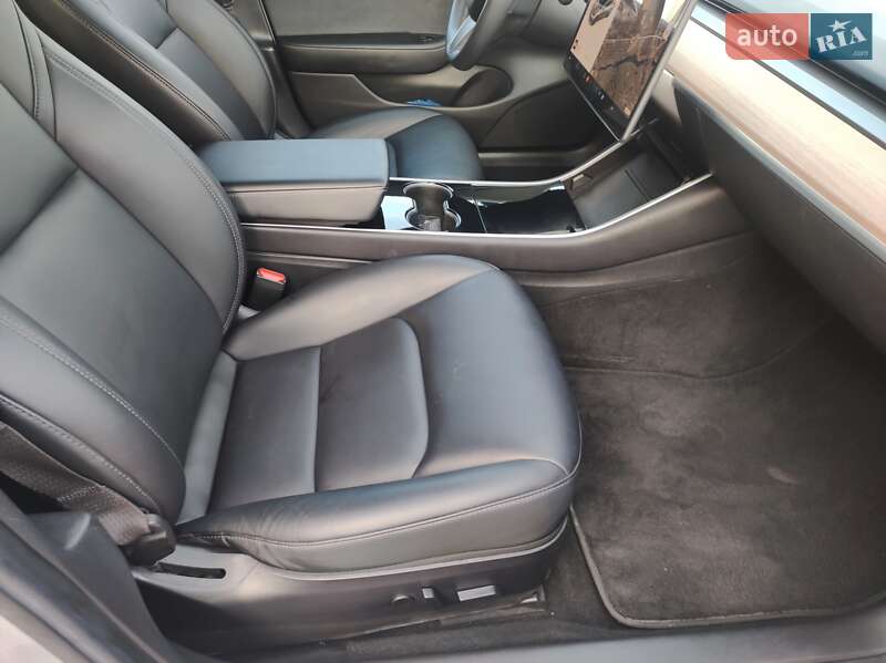 Седан Tesla Model 3 2018 в Виннице