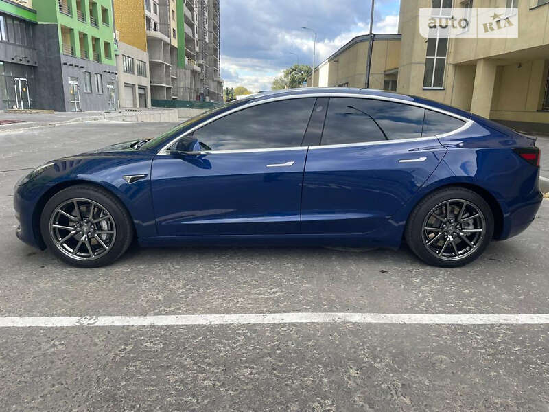 Седан Tesla Model 3 2020 в Шостці