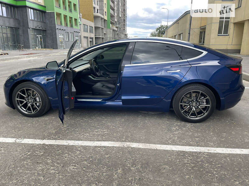 Седан Tesla Model 3 2020 в Шостці