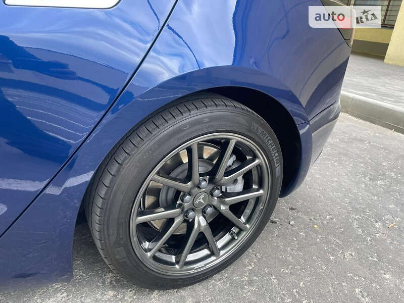 Седан Tesla Model 3 2020 в Шостці