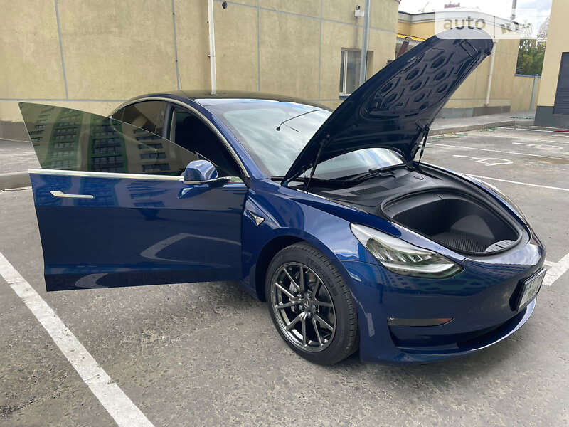 Седан Tesla Model 3 2020 в Шостці
