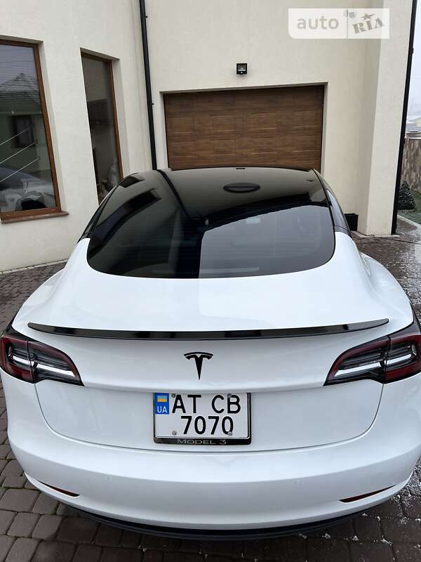 Седан Tesla Model 3 2021 в Городенке