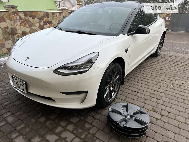 Седан Tesla Model 3 2021 в Городенке