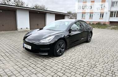 Седан Tesla Model 3 2021 в Бучі