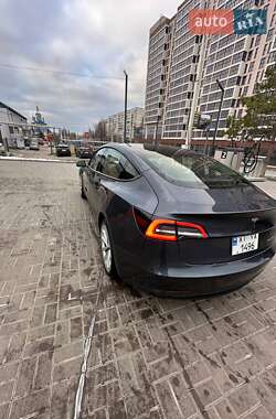 Седан Tesla Model 3 2022 в 