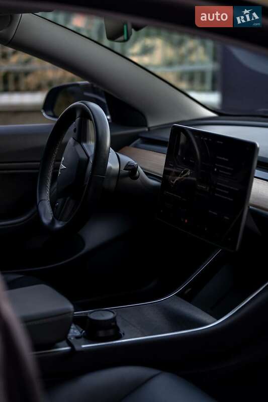 Седан Tesla Model 3 2018 в Луцке