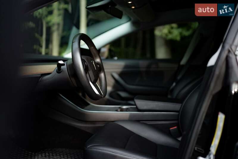 Седан Tesla Model 3 2018 в Луцке