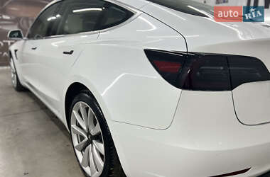 Седан Tesla Model 3 2020 в Черновцах