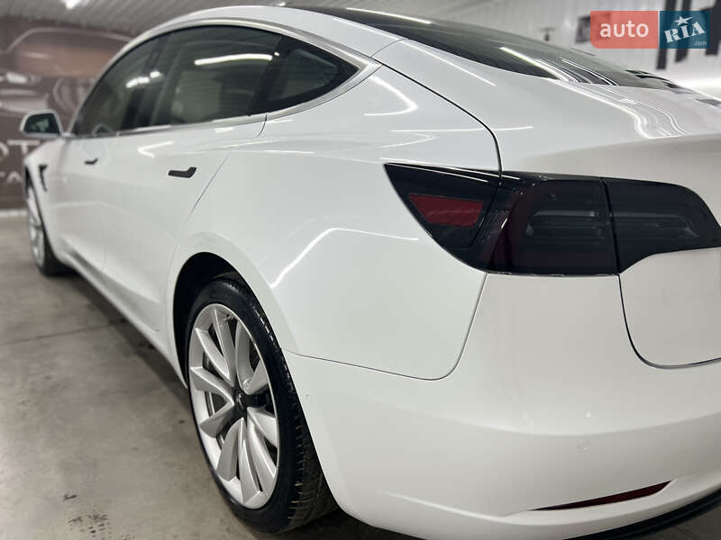 Седан Tesla Model 3 2020 в Чернівцях