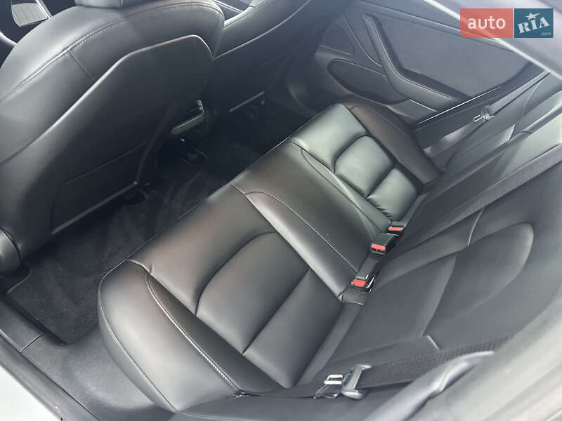 Седан Tesla Model 3 2020 в Черновцах