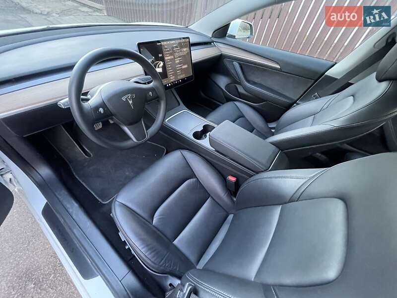 Седан Tesla Model 3 2022 в Івано-Франківську