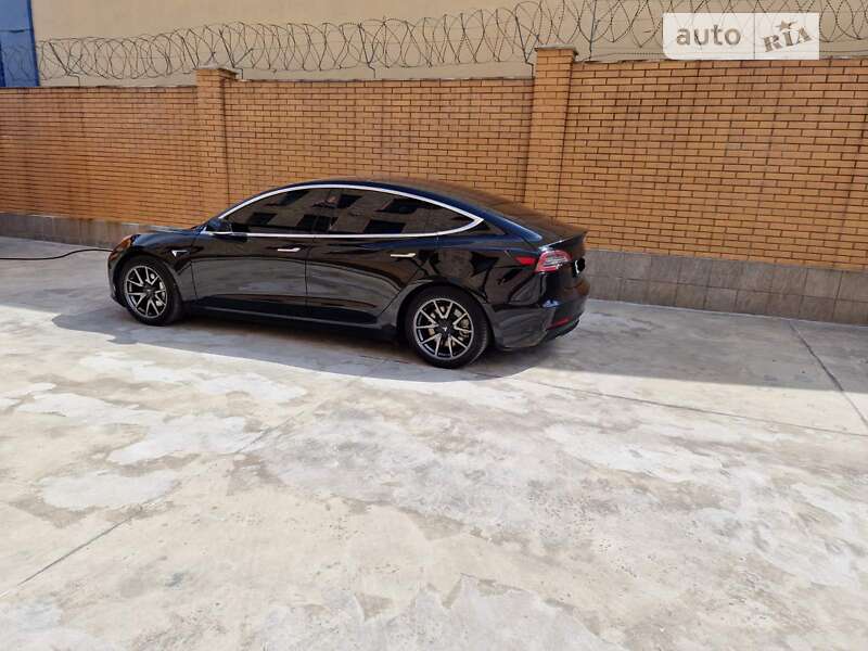 Седан Tesla Model 3 2018 в Дніпрі