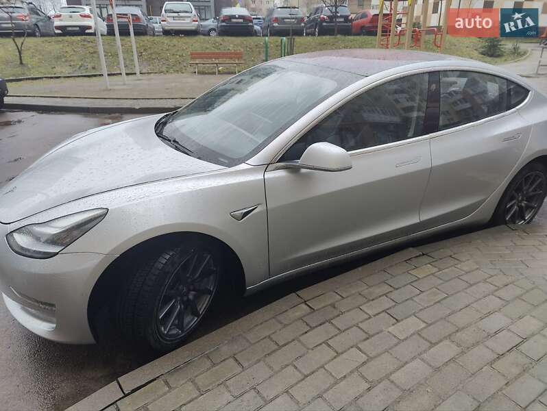 Седан Tesla Model 3 2018 в Львове