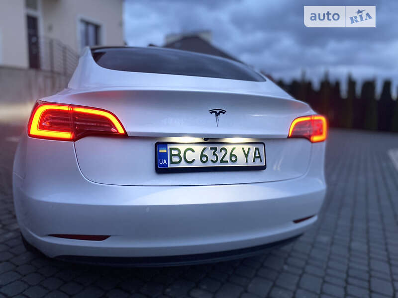 Седан Tesla Model 3 2019 в Львове