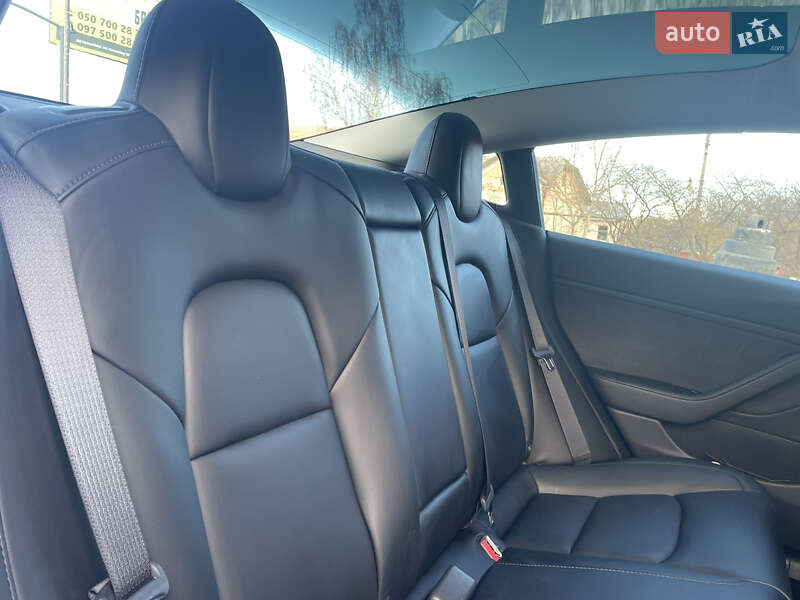 Седан Tesla Model 3 2019 в Чернівцях