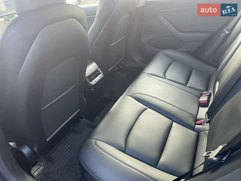 Седан Tesla Model 3 2019 в Чернівцях