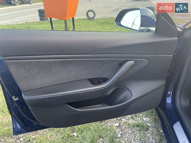 Седан Tesla Model 3 2019 в Чернівцях