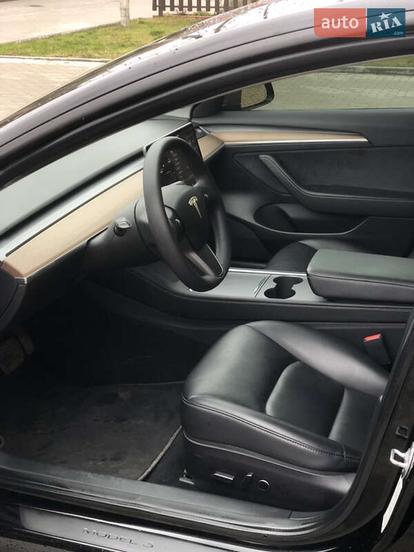 Седан Tesla Model 3 2022 в Киеве