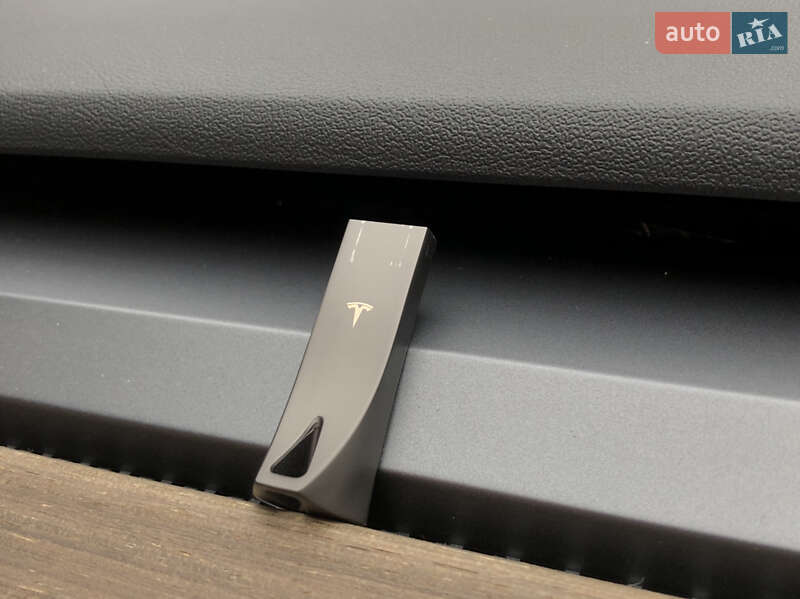 Седан Tesla Model 3 2022 в Киеве