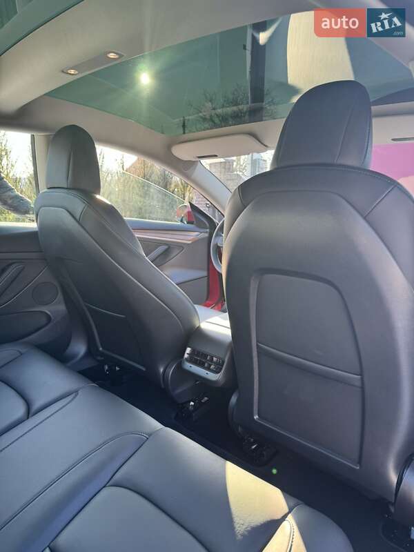 Седан Tesla Model 3 2022 в Ровно
