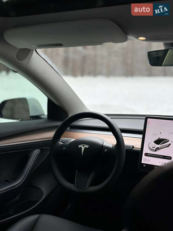 Седан Tesla Model 3 2021 в Киеве