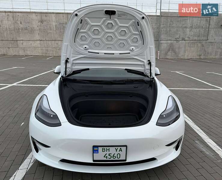 Седан Tesla Model 3 2023 в Одессе