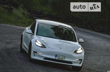 Внедорожник / Кроссовер Tesla Model 3 2020 в 