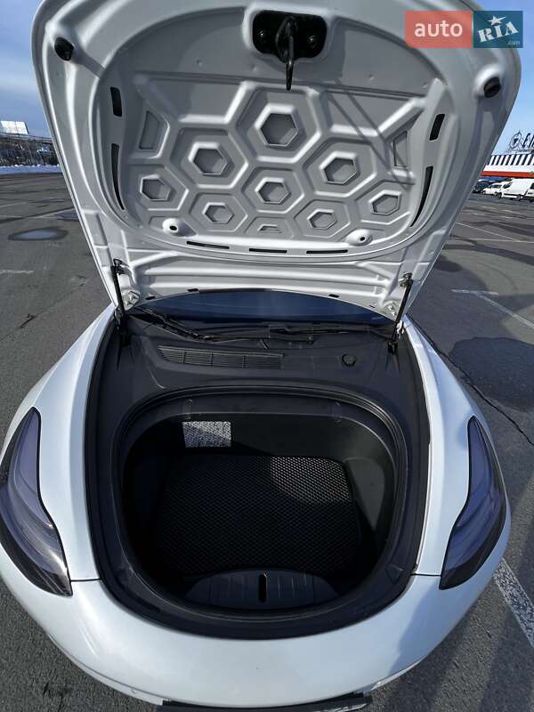 Седан Tesla Model 3 2019 в Львове