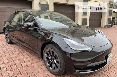 Седан Tesla Model 3 2022 в 