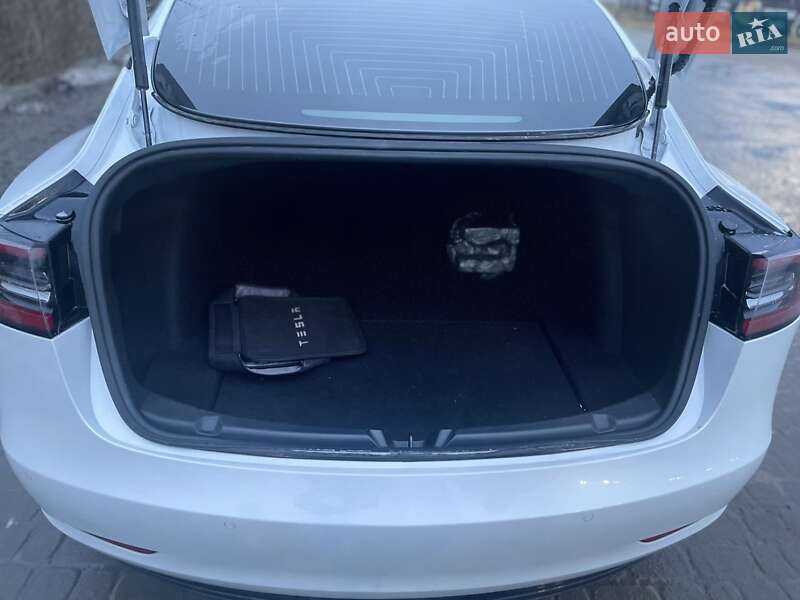 Седан Tesla Model 3 2020 в Львові