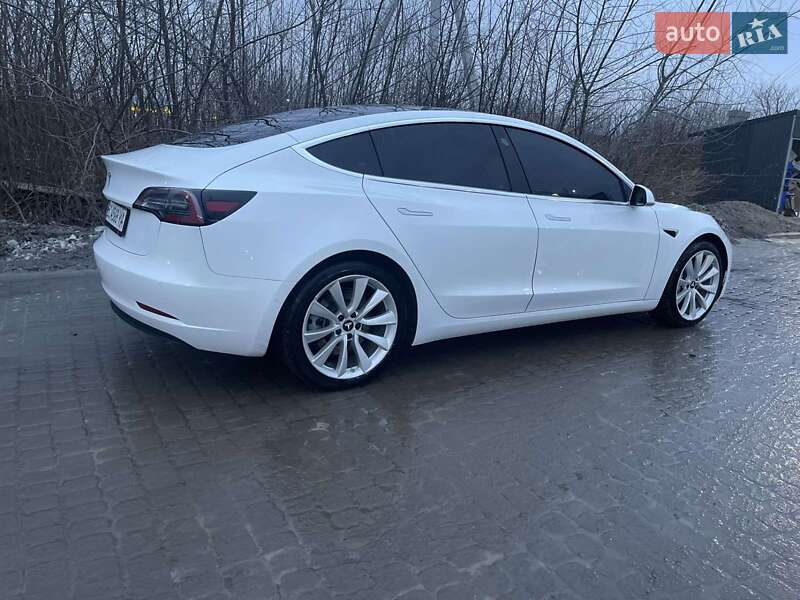 Седан Tesla Model 3 2020 в Львові