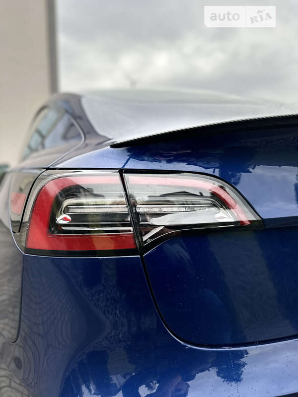 Седан Tesla Model 3 2022 в Ровно