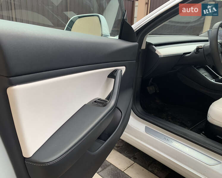Седан Tesla Model 3 2019 в Львові