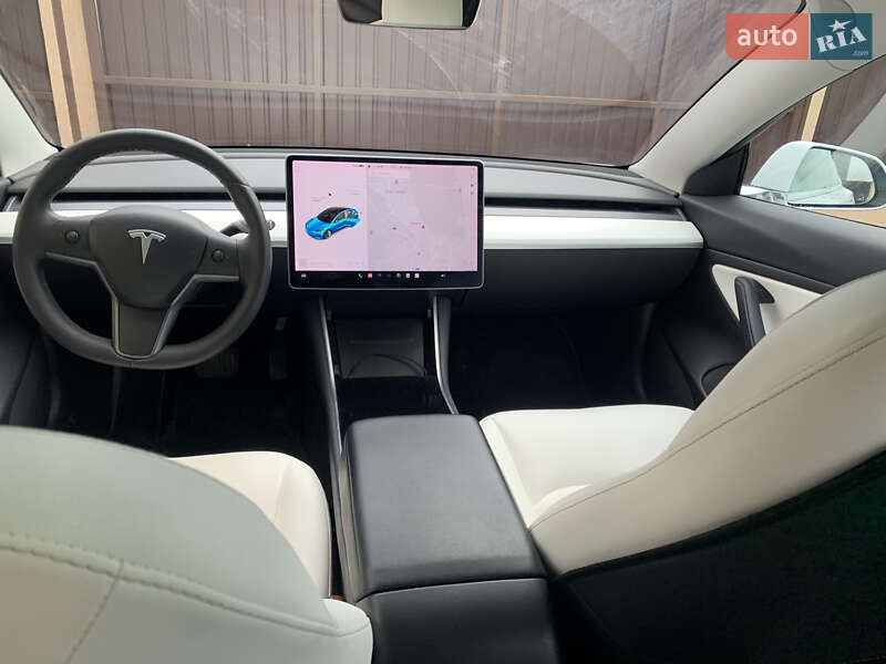 Седан Tesla Model 3 2019 в Львові