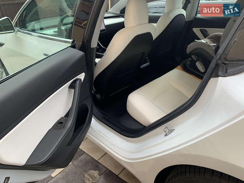 Седан Tesla Model 3 2019 в Львові