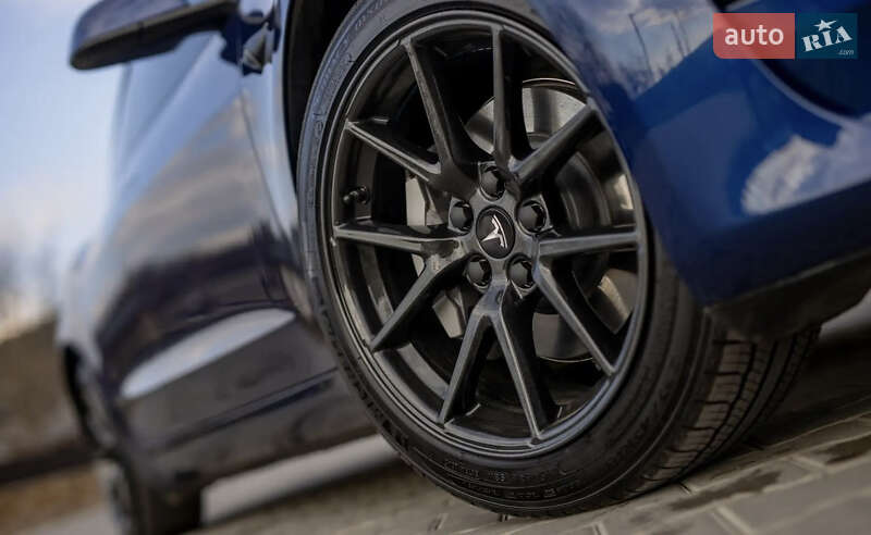 Седан Tesla Model 3 2022 в Виннице