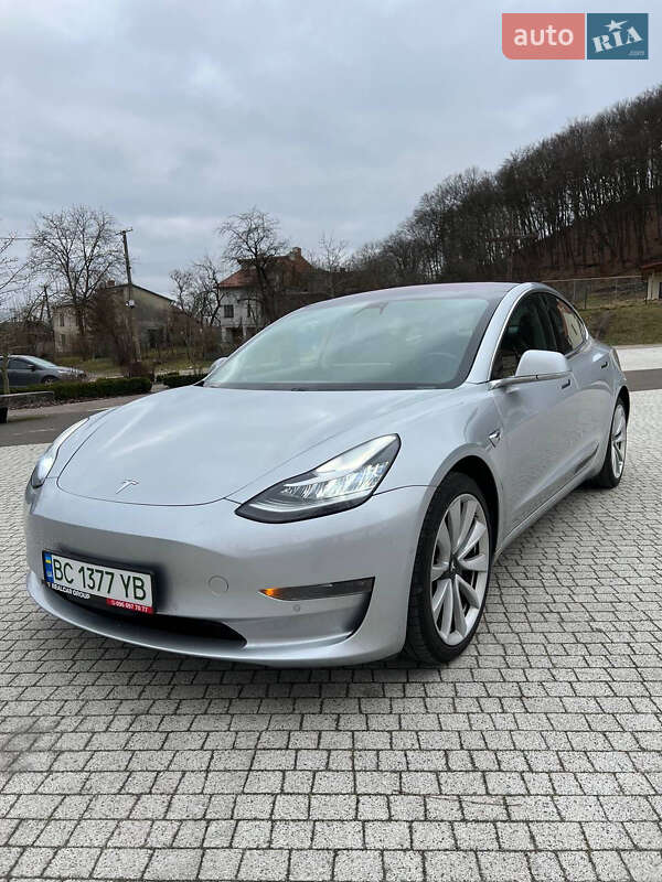 Седан Tesla Model 3 2018 в Львове